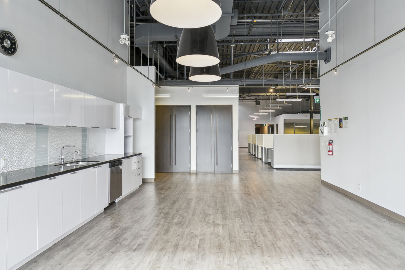 2486 Dunwin Dr Kitchen with cabinet