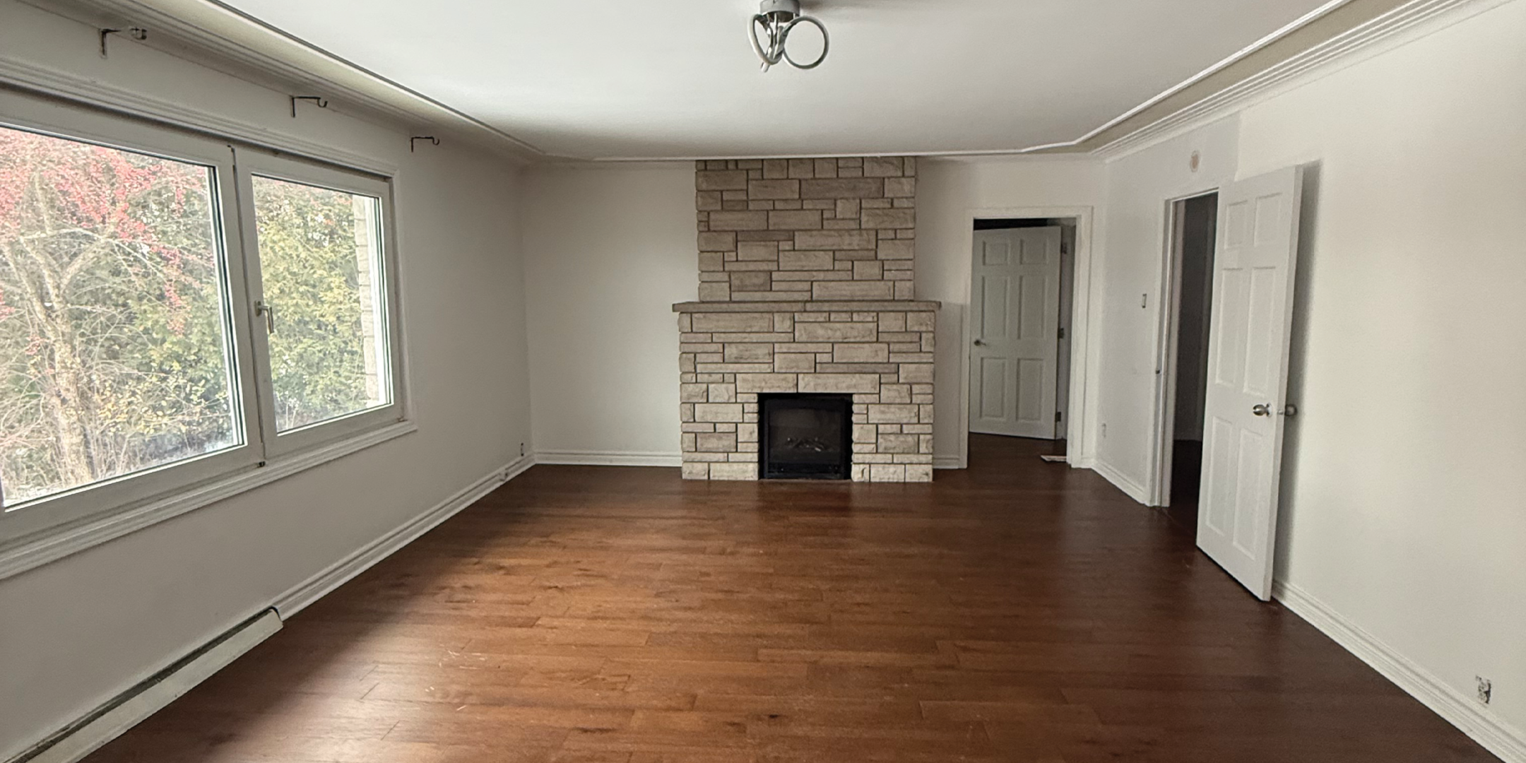 Large spacious sitting area with fireplace
