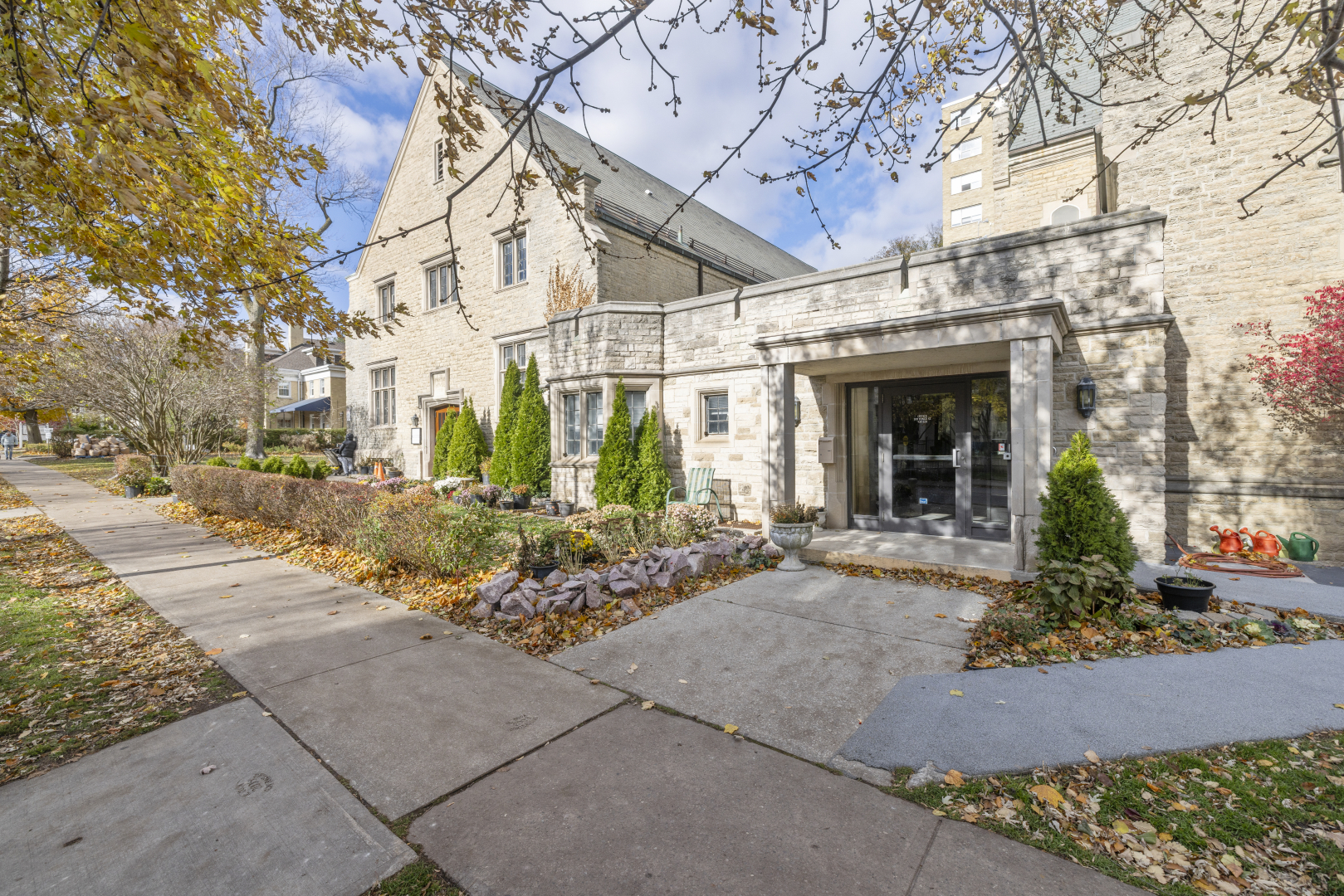 1570 Yonge Street building main entrance