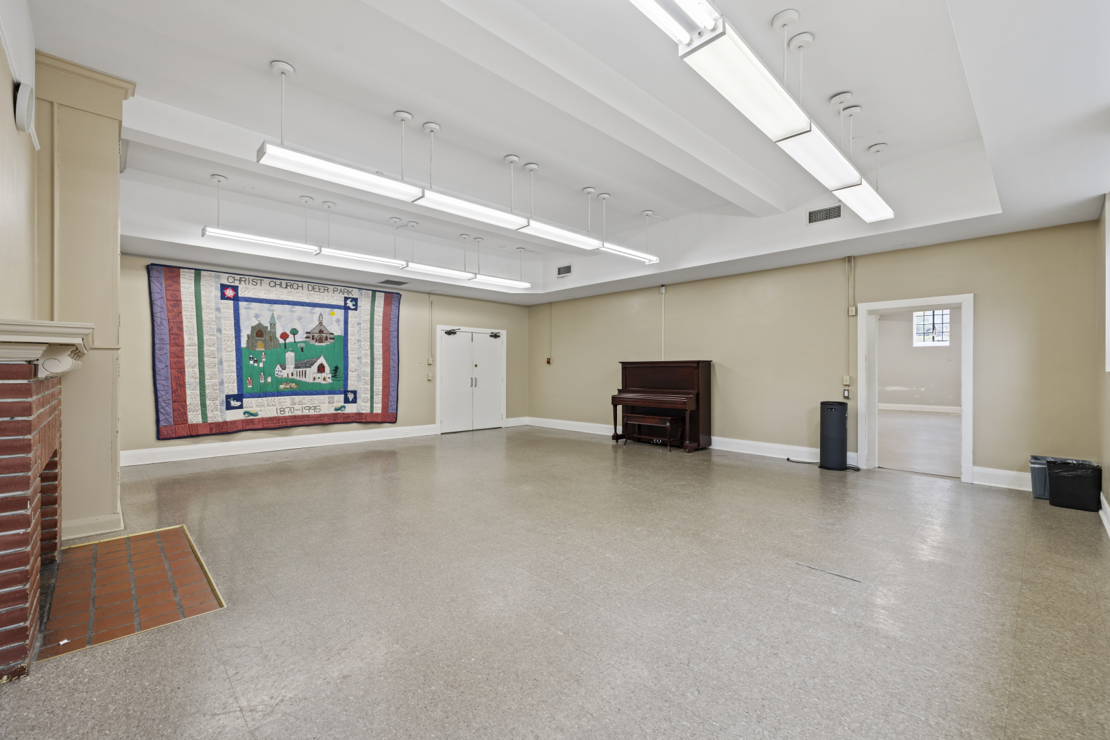 1570 Yonge Street open area with a piano