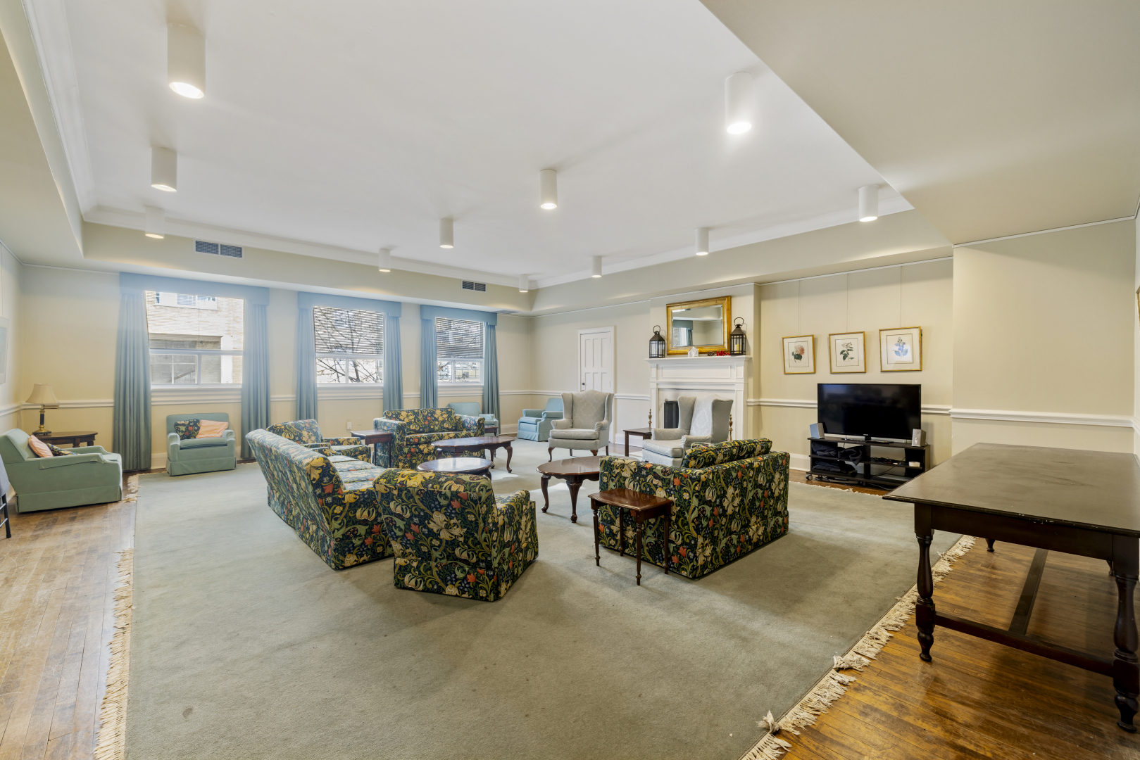 1570 Yonge Street living room with windows overlooking the sofas