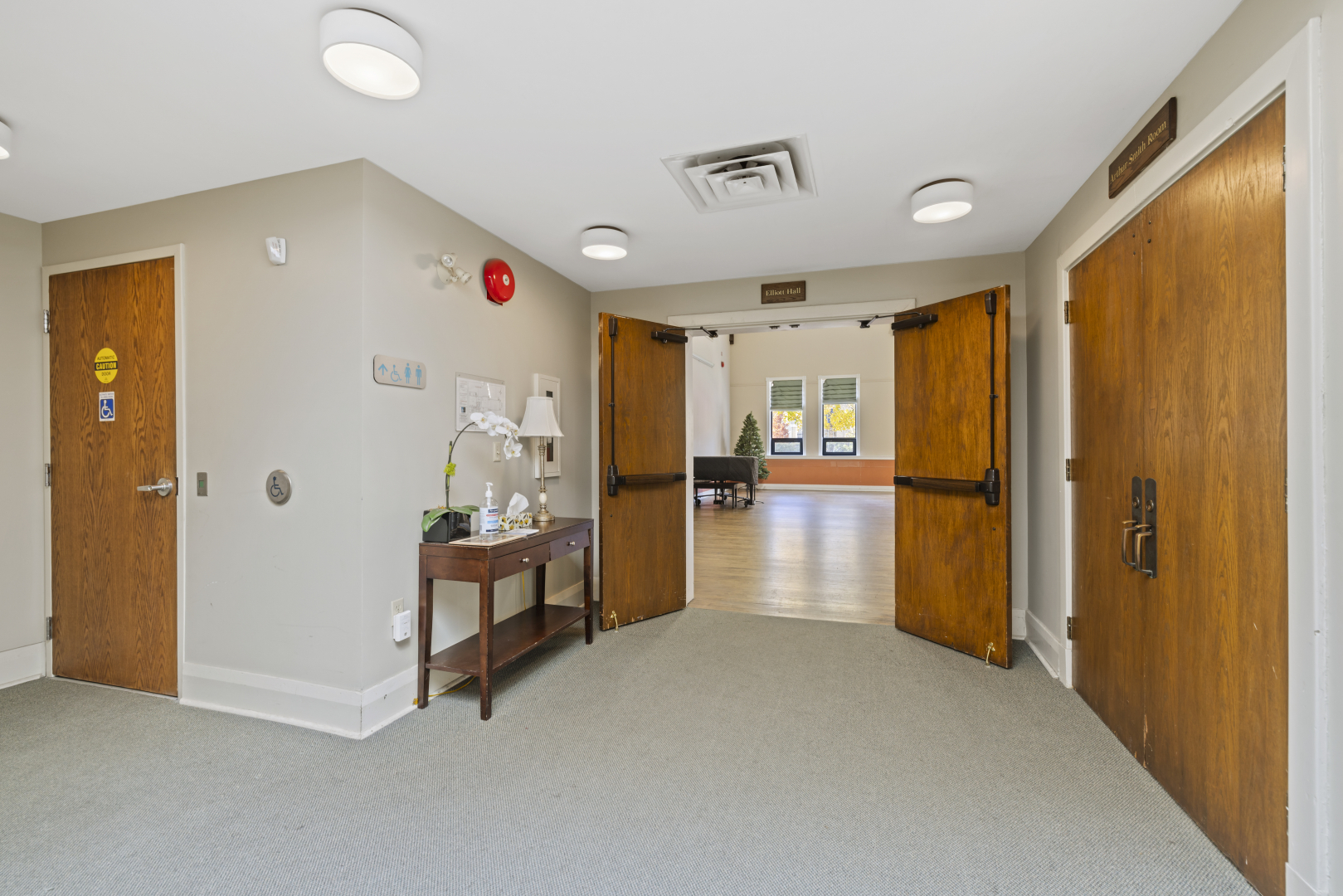 1570 Yonge Street hallway with a small desk and lamp