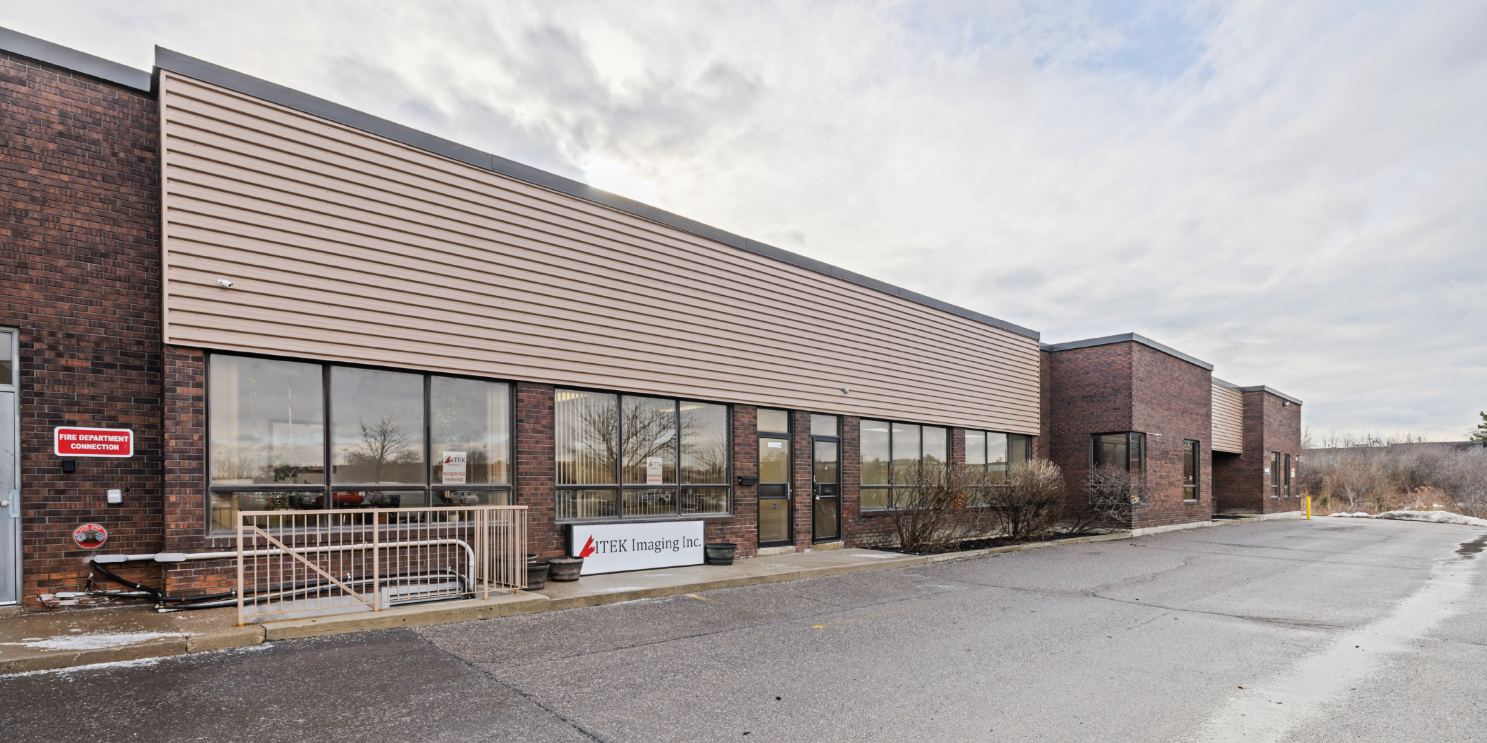 1090 Aerowood Drive, Unit 6 front of unit