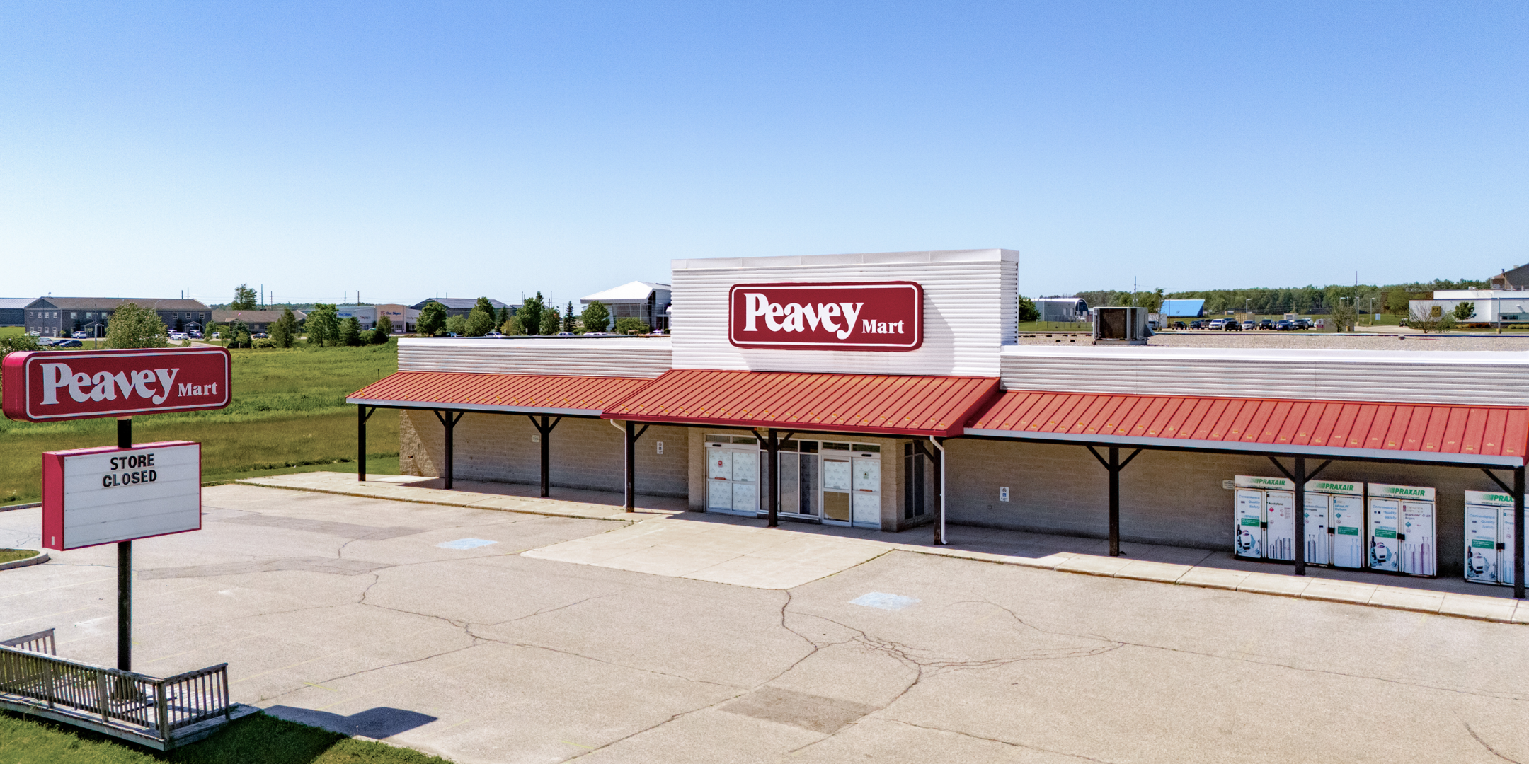 Entrance of vacant retail building formerly home to Peavey Mart