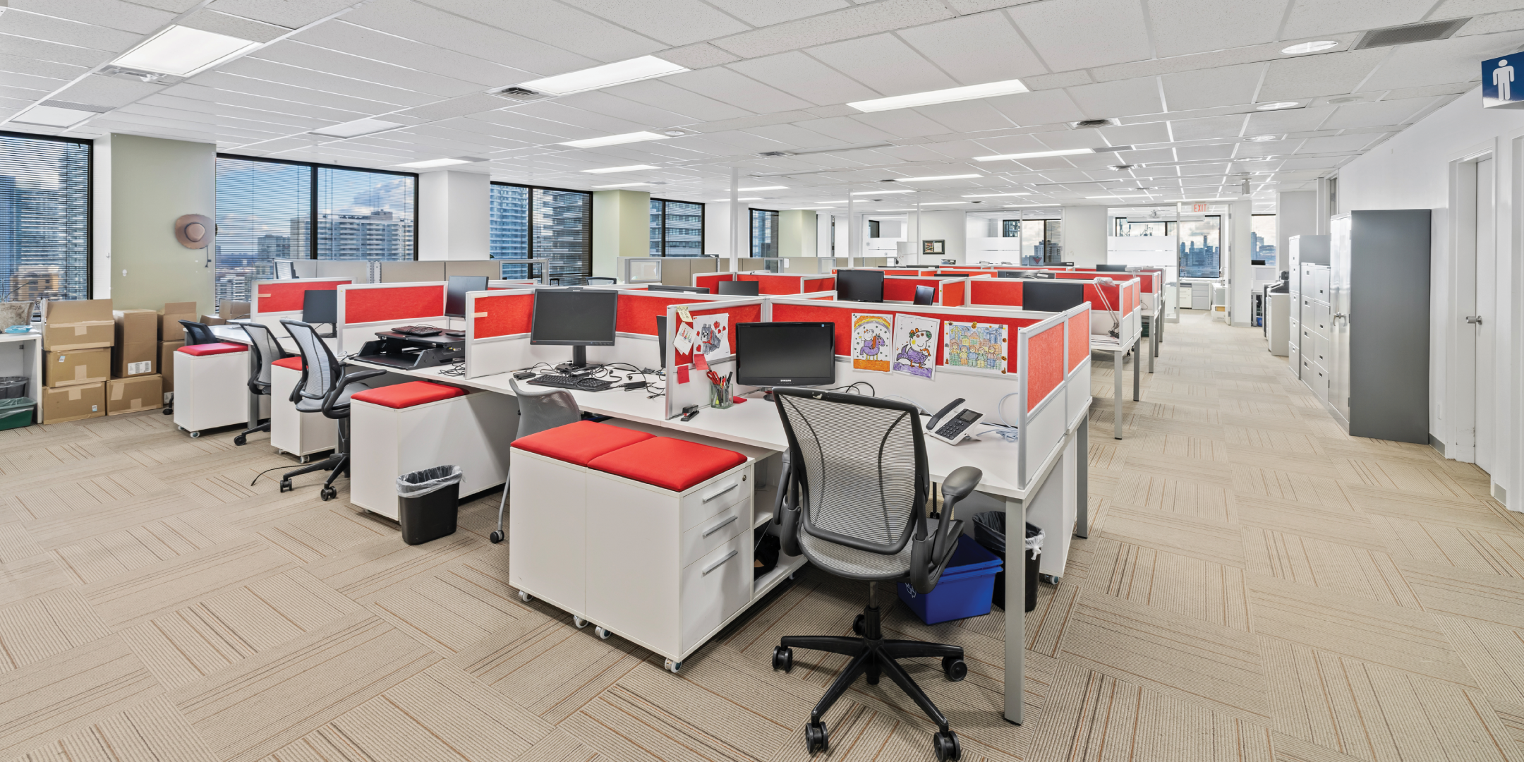 20 Eglinton Avenue W work stations with monitors