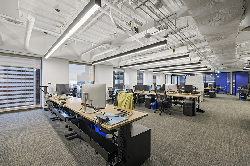 40 King St W interior view of open workstations with monitors