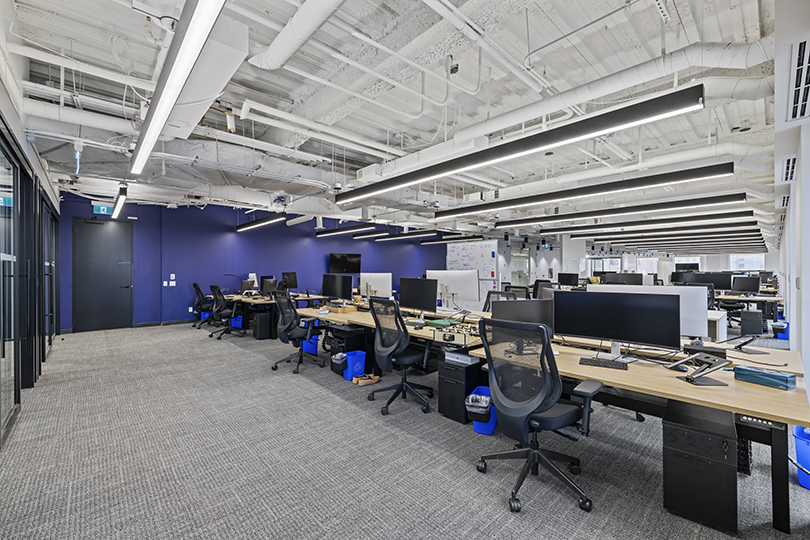 40 King St W interior view of open workstations with blue wall and bright light