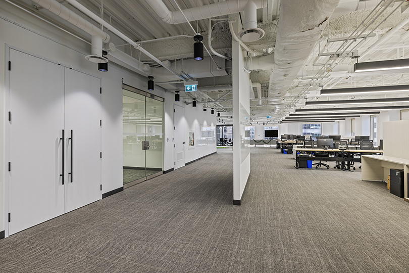 40 King St W interior view of general open workstations 