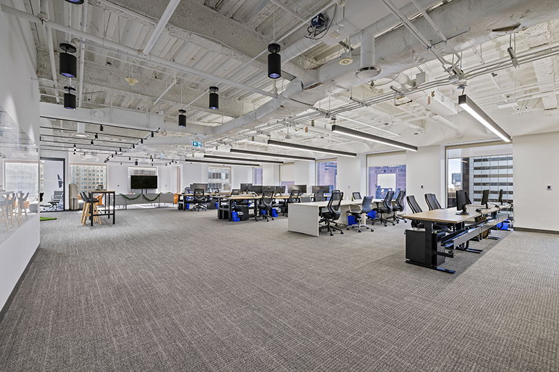 40 King St W interior view of large and bright open workstations 