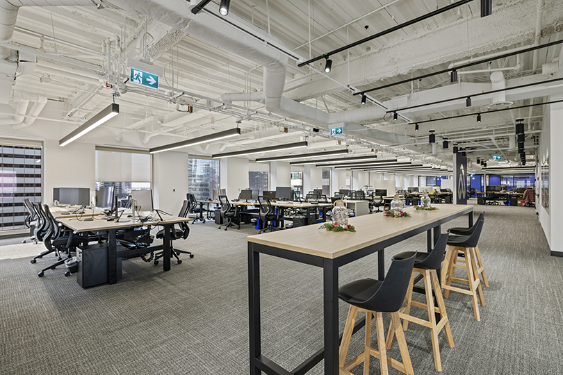 40 King St W interior view of open workstations with resting seating area