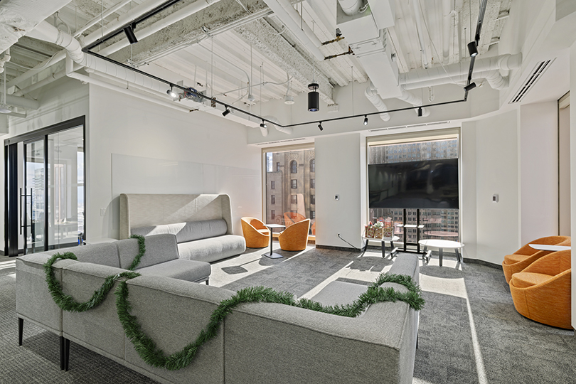 40 King St W interior view of relaxing area with couch