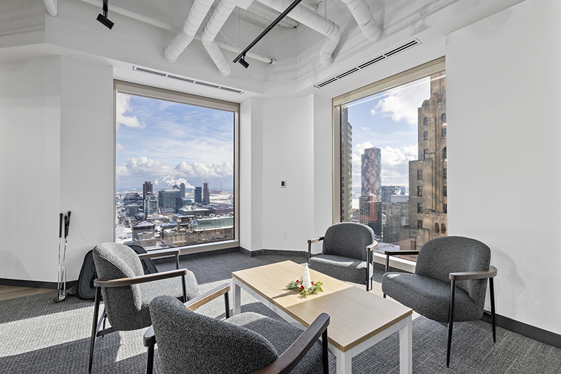40 King St W interior view of relaxing area with desk and chairs