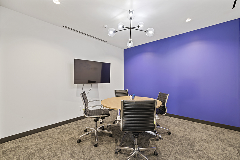 40 King St W interior view of private office with round desk and chairs