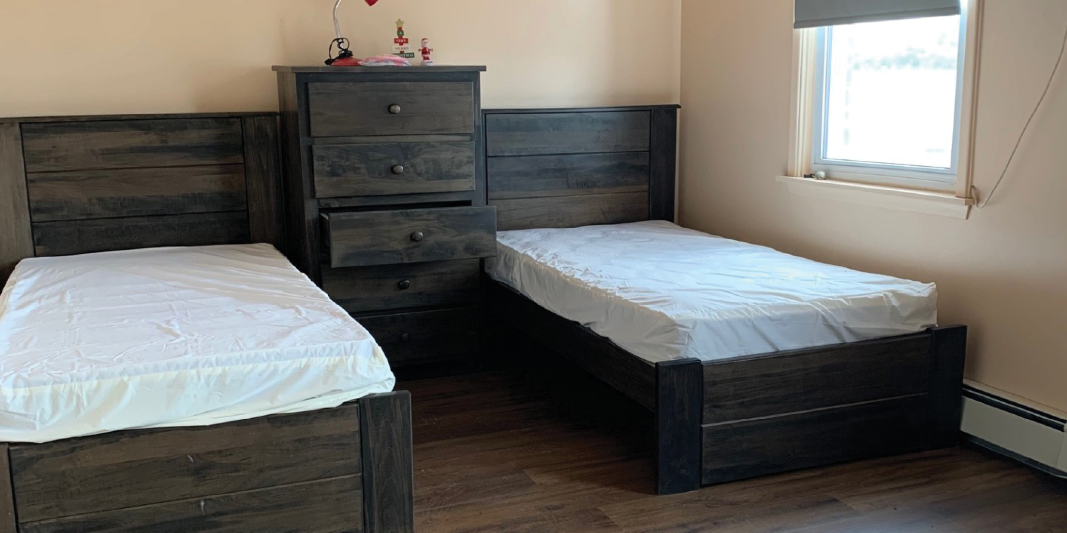  532 Main Street bedroom with beds