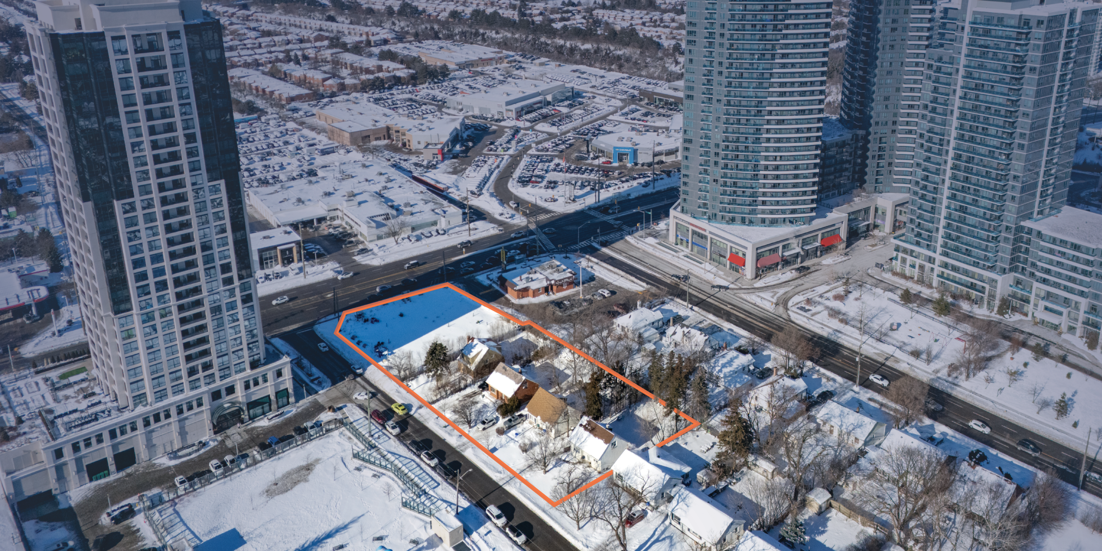 7115 Yonge St aerial view of the land with orange outline