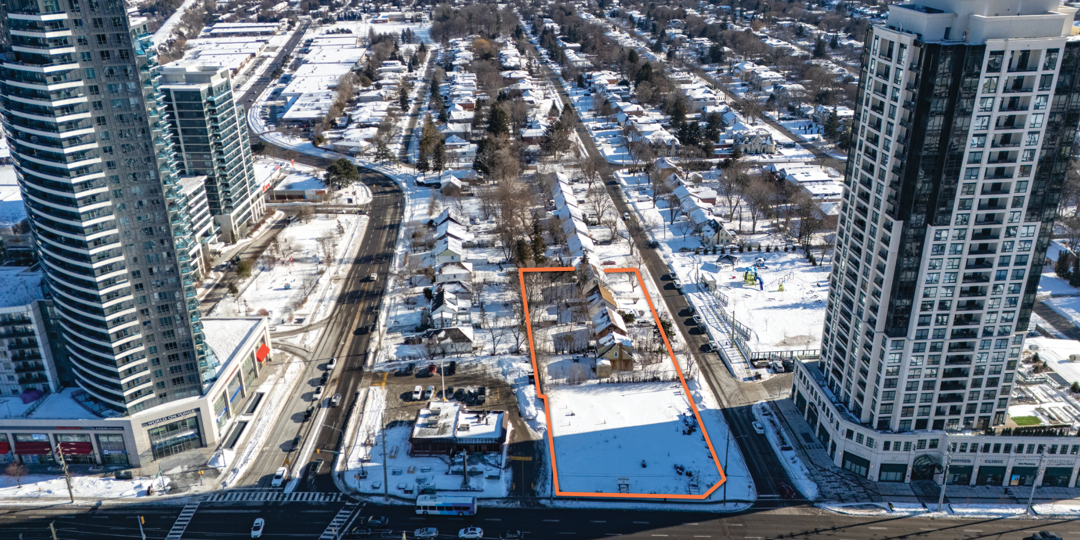 7115 Yonge St aerial view of the land with orange outline and buildings surrounded