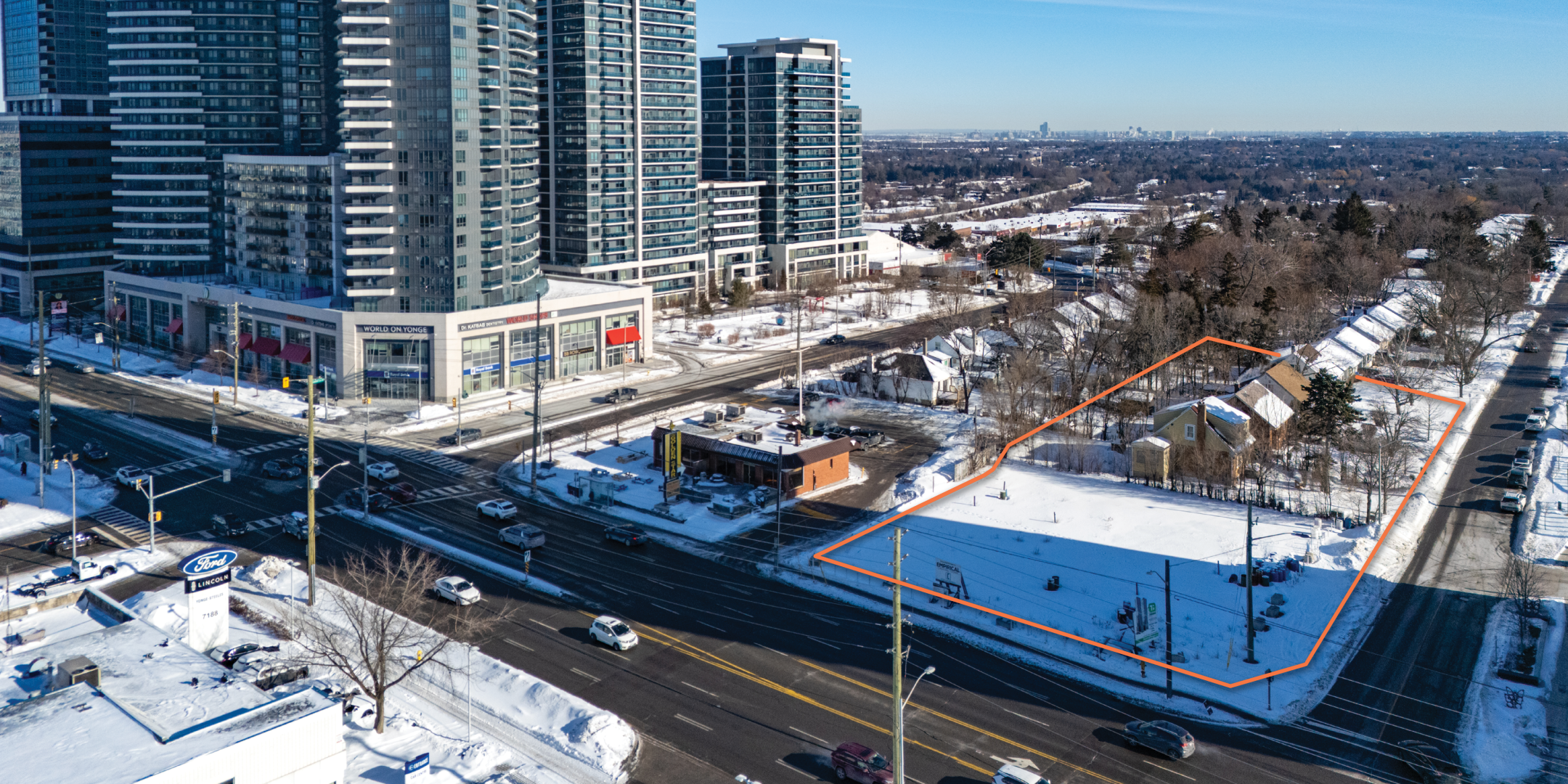 7115 Yonge St aerial view of the land with orange outline and roads beside