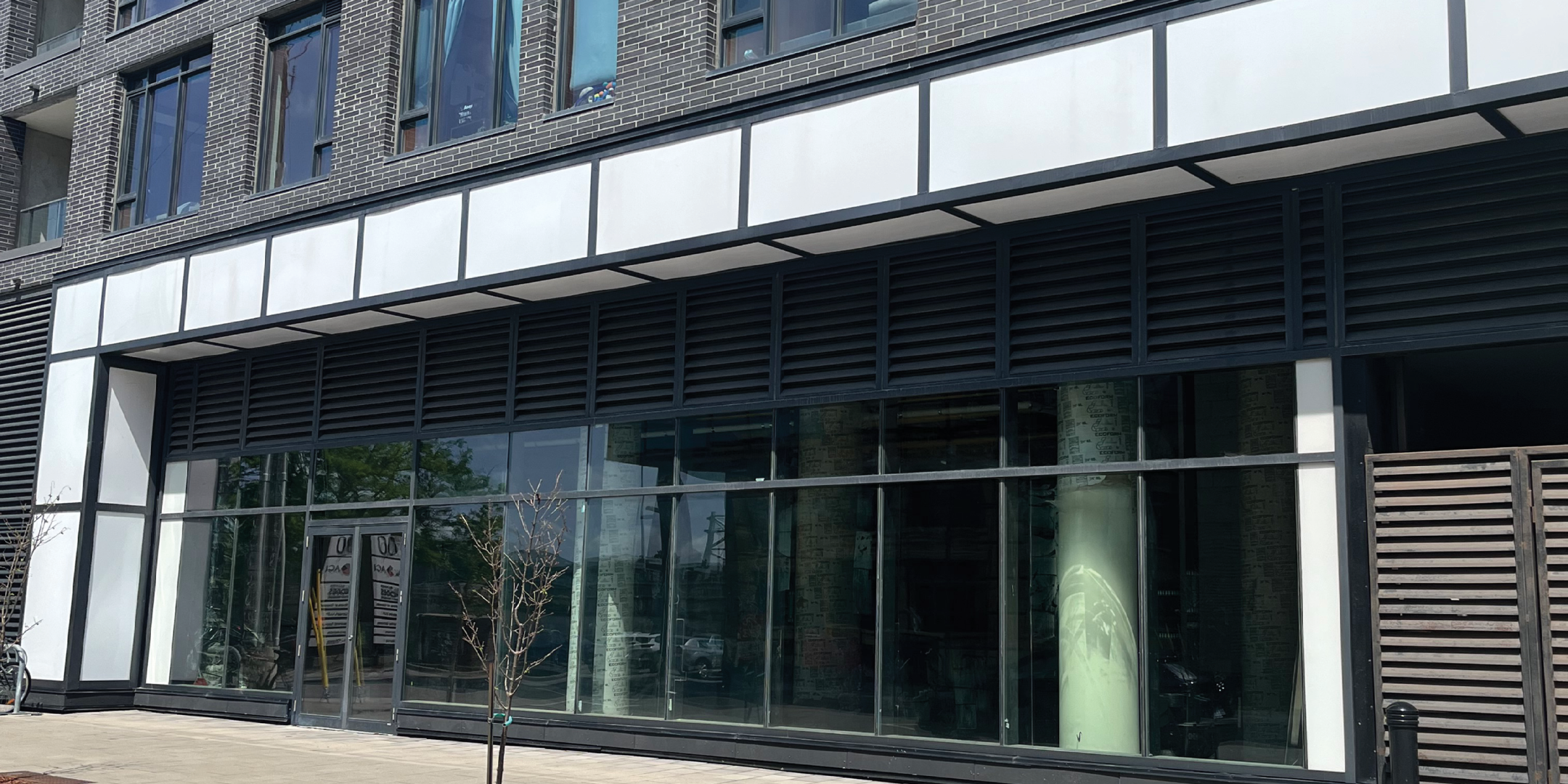 Retail unit on ground floor with window exposure