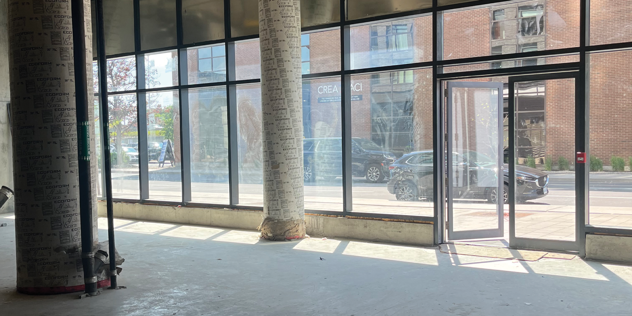 Retail unit on ground floor with window exposure