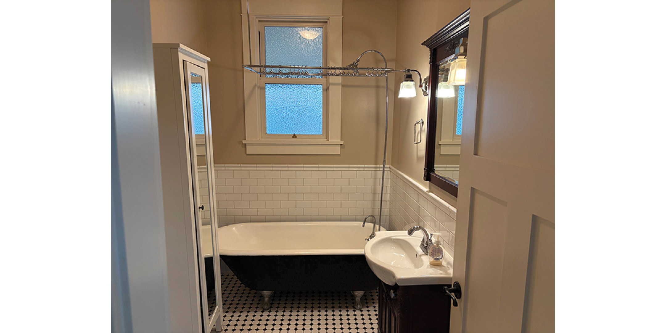 3589-3599 Commercial Street interior bathroom