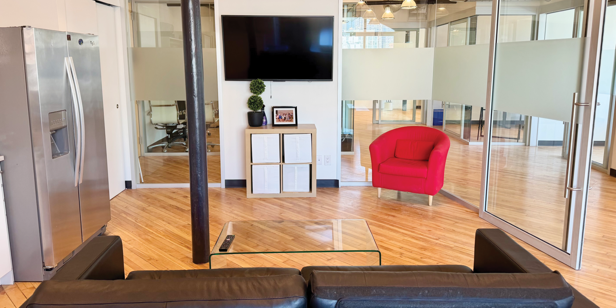 495-517 Wellington Street W kitchen with TV and fridge