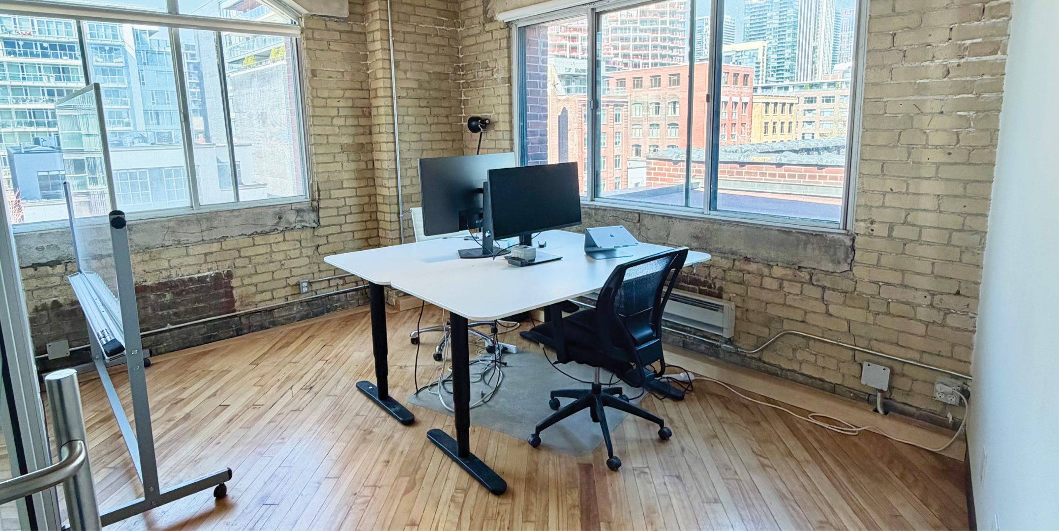 495-517 Wellington Street W office with windows