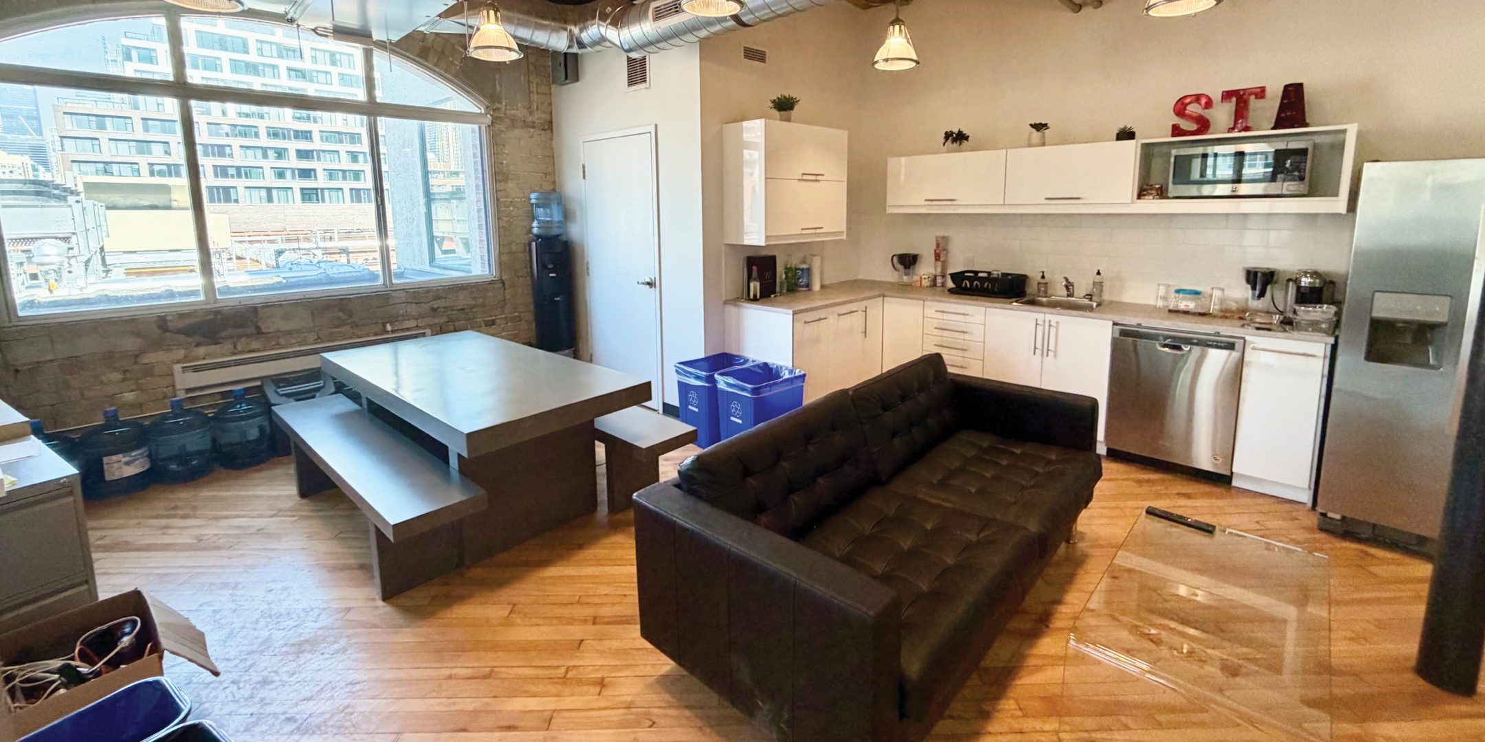 495-517 Wellington Street W kitchen with fridge and dishwasher