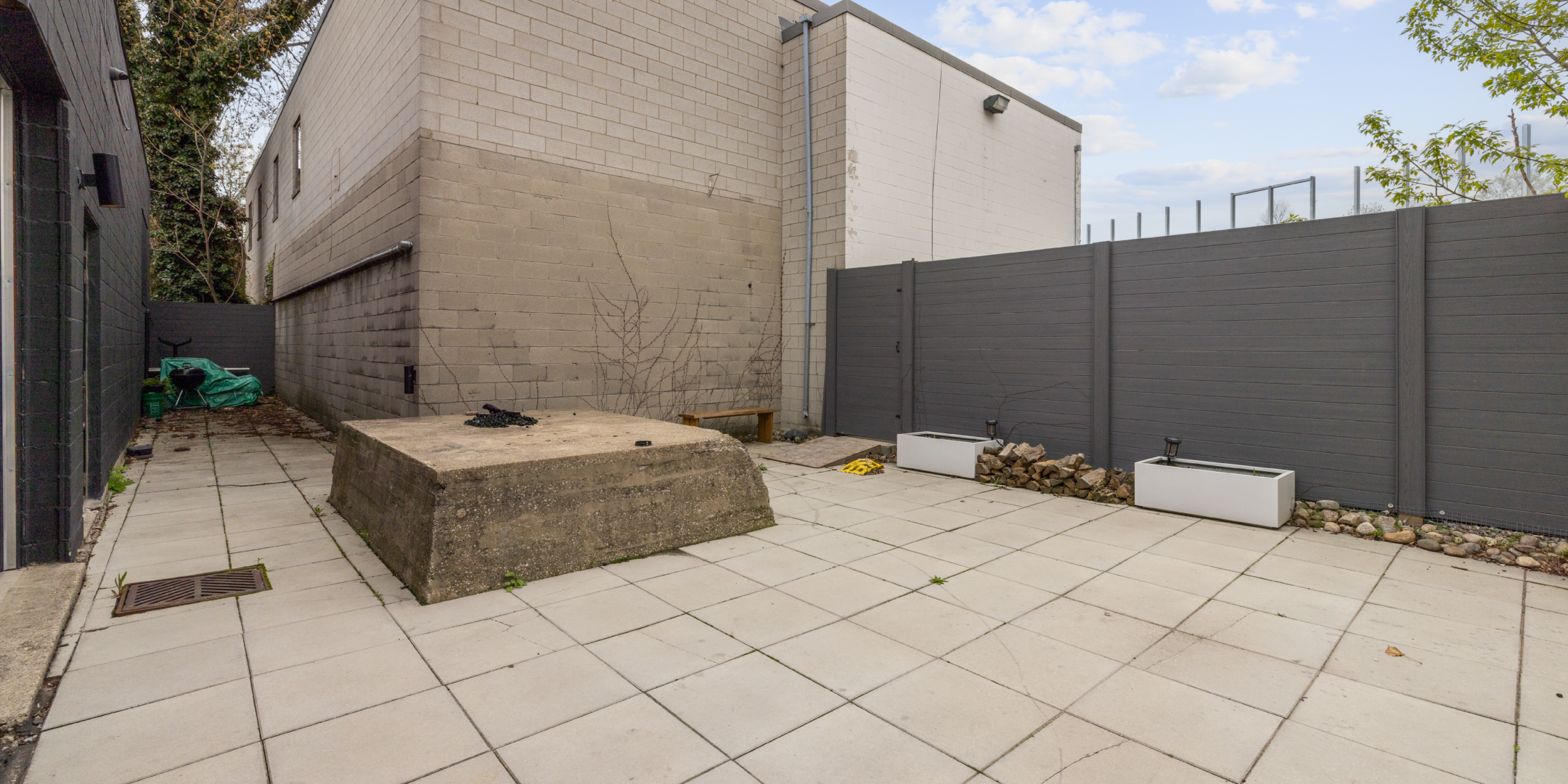 24 McGee exterior rear courtyard and fenced area