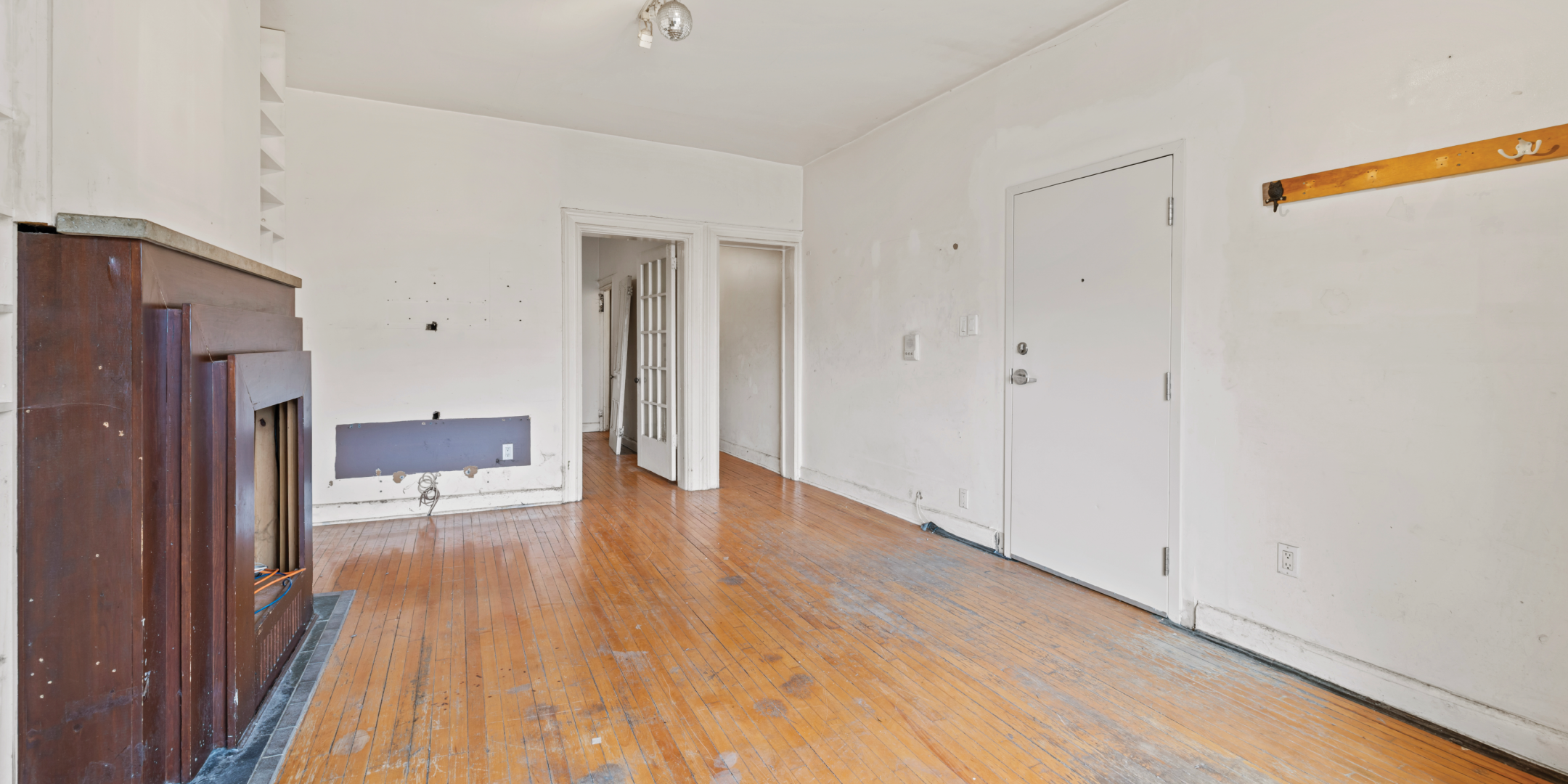 378 Markham Street Vacant Suite Living Room