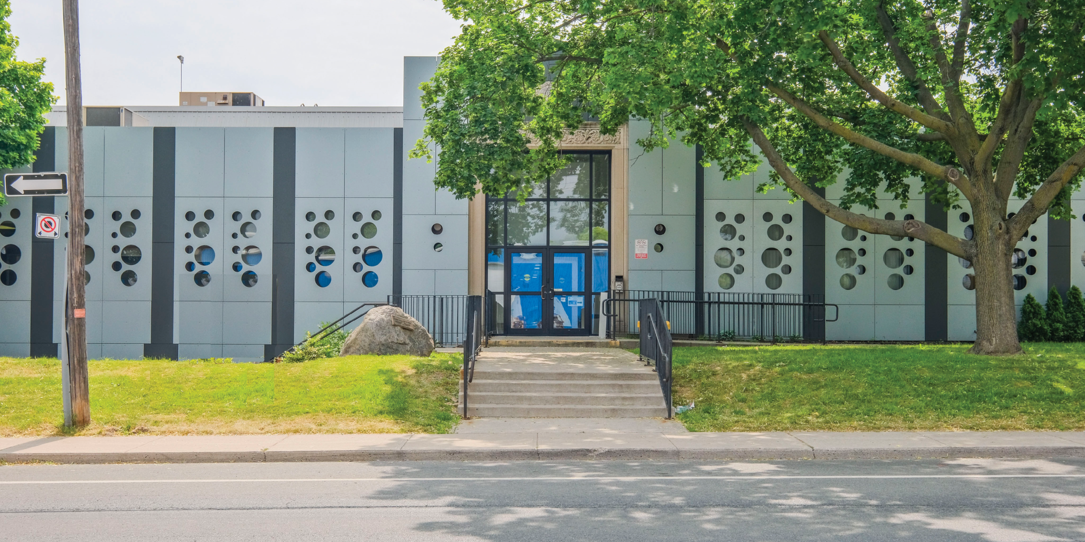Main Entrance of 414 Victoria Avenue