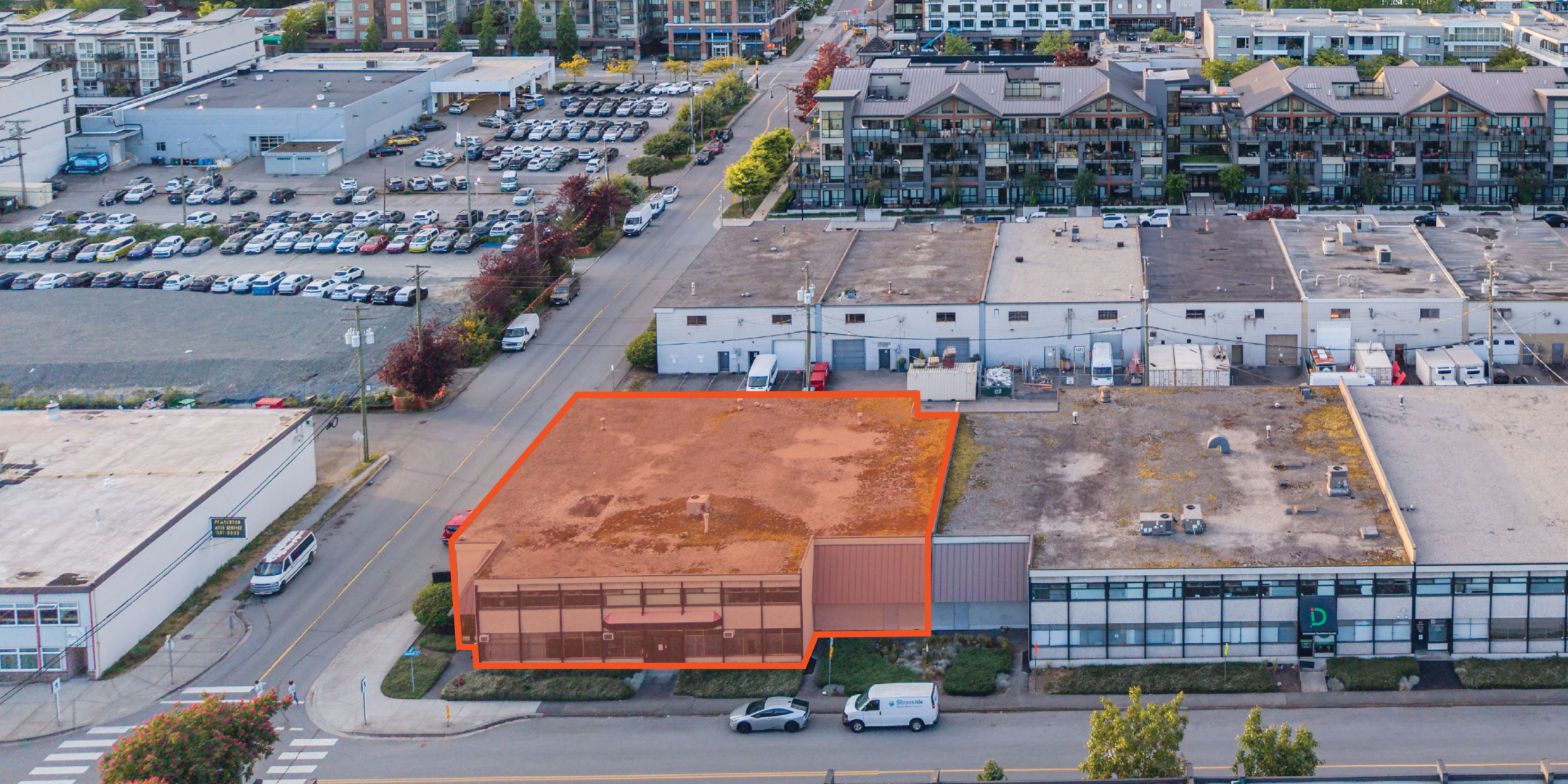 Aerial shot of 1088 Roosevelt Crescent building