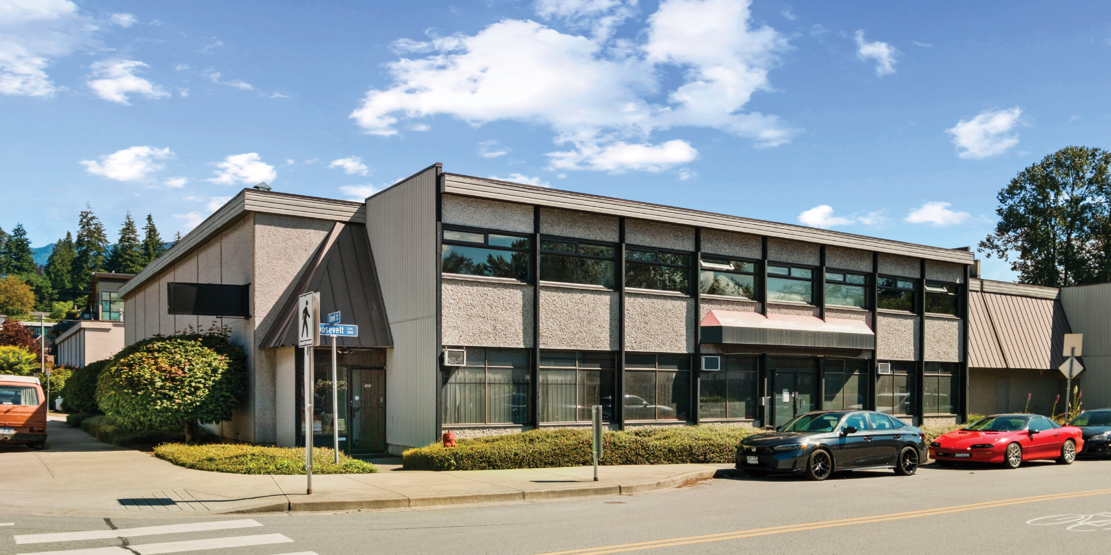 Closer view of the front of 1088 Roosevelt Crescent building