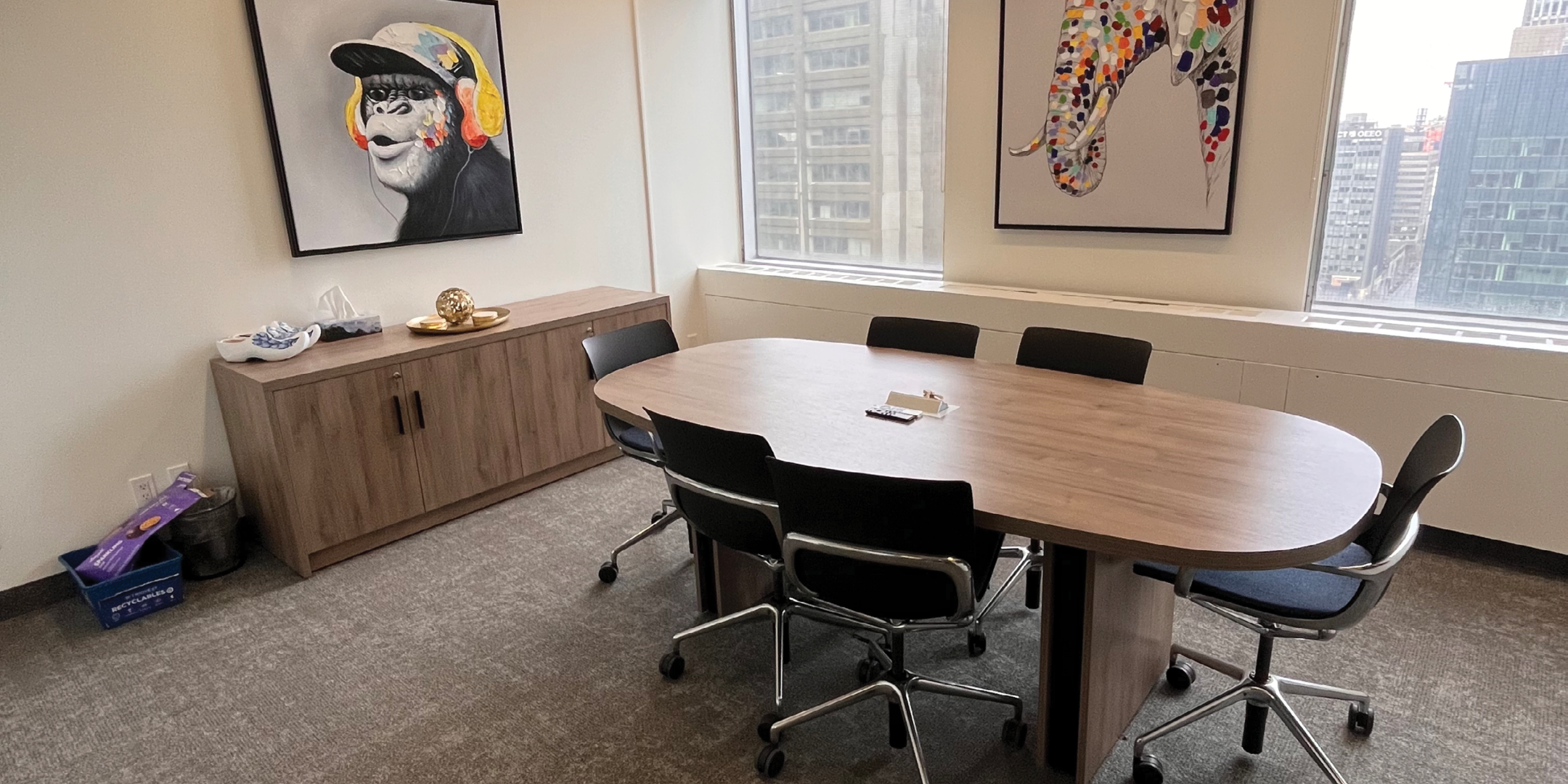 2 Bloor St W offers a spacious meeting room.