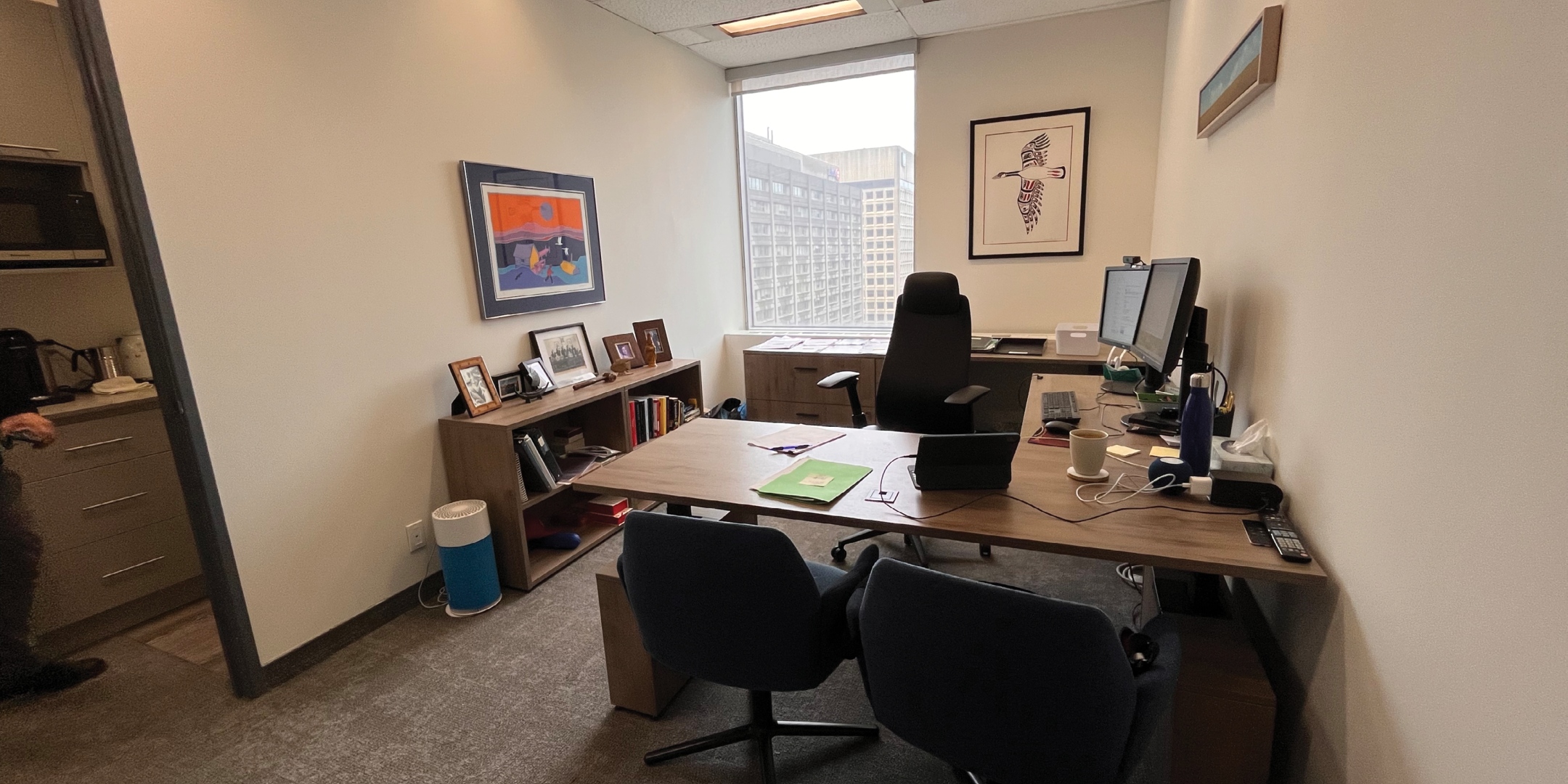 2 Bloor St W includes a private executive office.