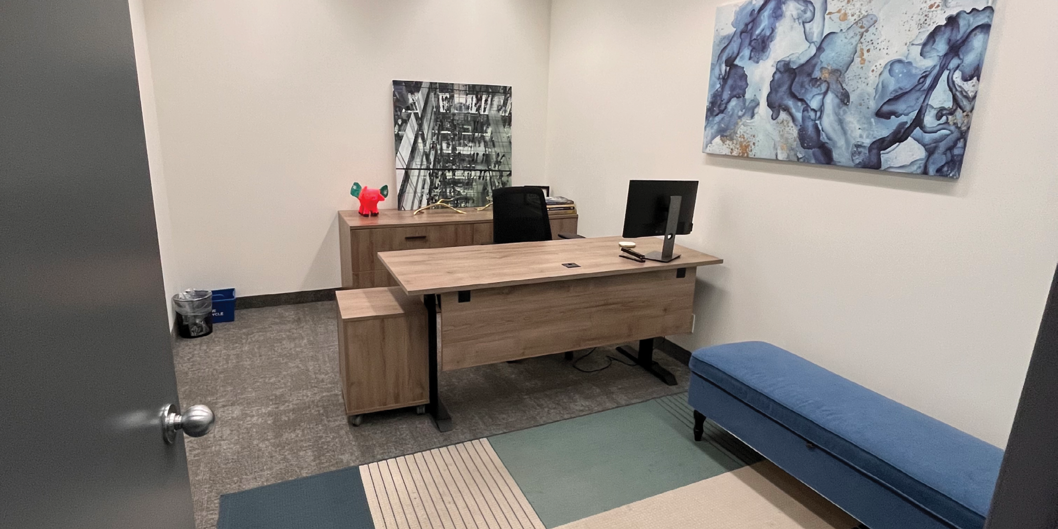 2 Bloor St W features a fully furnished private office