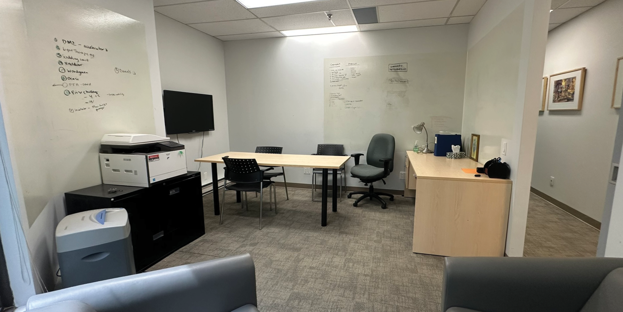95 King St E features a collaborative office and meeting area.