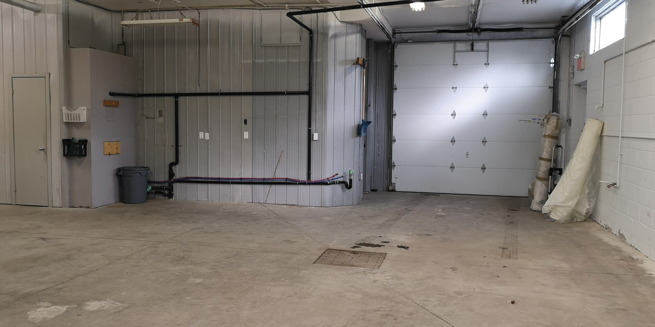 28 Main Street N Garage Door
