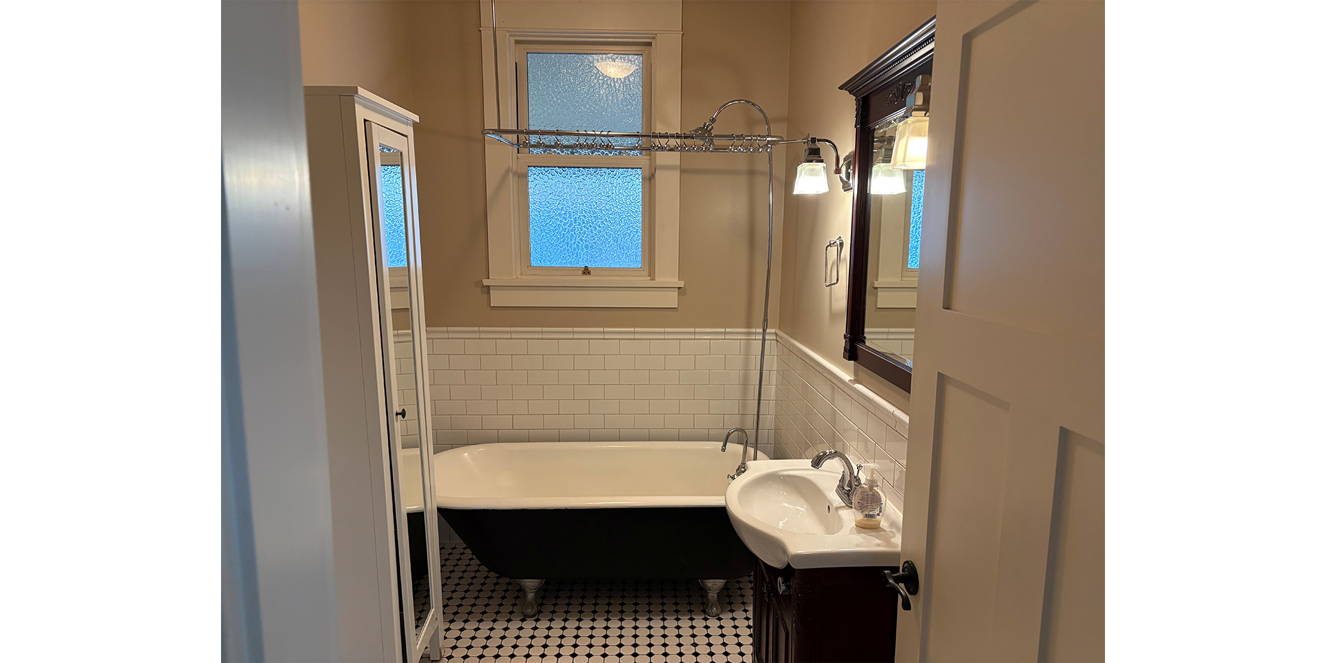 Washroom with a bathtub and one sink with a mirror above it