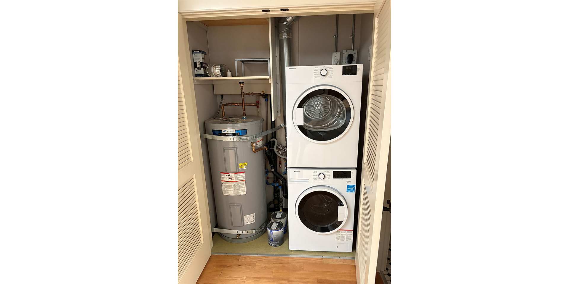 Closet with washing and drying machine