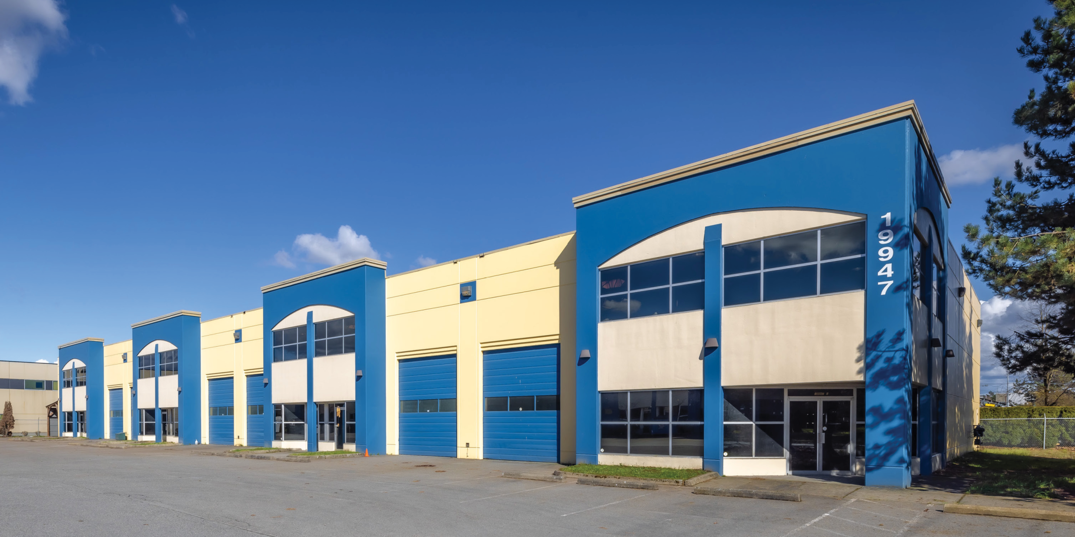 19947 101 Avenue exterior shipping area