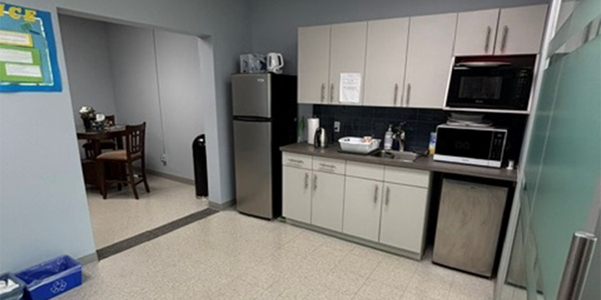 5420 North Service Road - Kitchenette