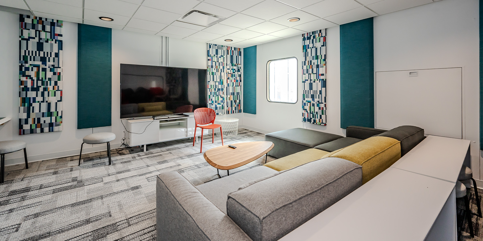 305 King Street W Lounge Area with TV