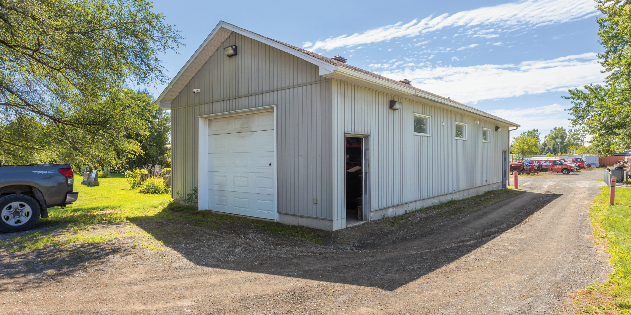 2894-3900 Russell Road Garage