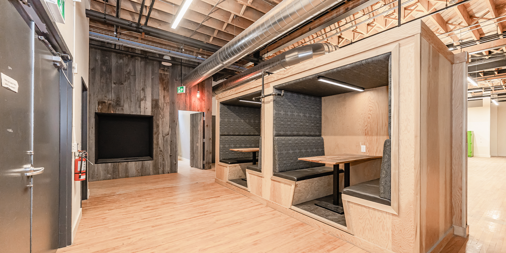 8 Queen Street N private booths